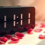 Anielska liczba 111 pojawiająca się na cyfrowym zegarze, symbolizująca jej znaczenie w miłości