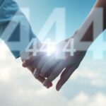 Anielska liczba 444 znaczenie w miłości - para trzymająca się za ręce z widoczną liczbą 444 w tle