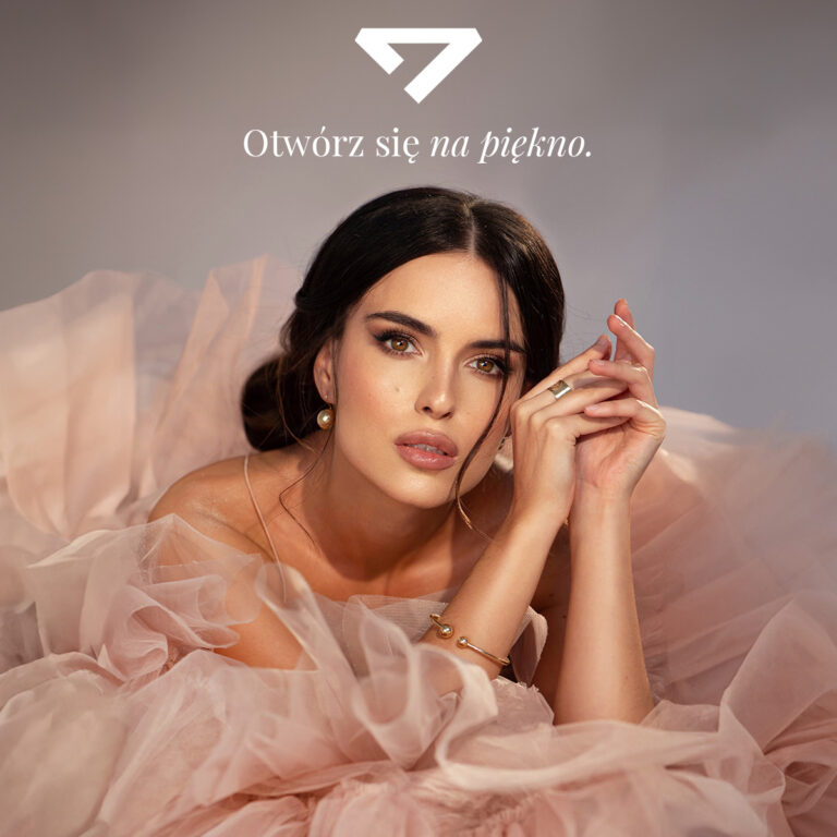 Szczęśliwa piękna kobieta w biżuterii