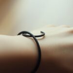 co oznacza czarna gumka na nadgarstku