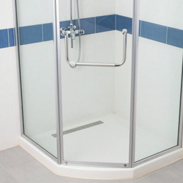 Kabina prysznicowa dla seniora z odpływem liniowym i poręczami
