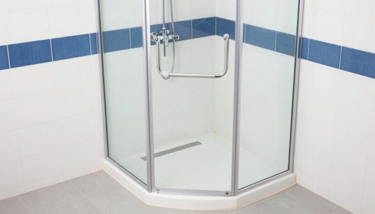 Kabina prysznicowa dla seniora z odpływem liniowym i poręczami