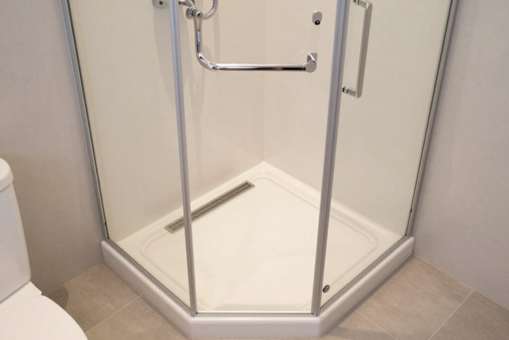 Kabina walk-in z odpływem liniowym w małej łazience dla seniora