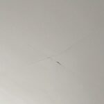 Pęknięcia na suficie podwieszanym spowodowane osiadaniem budynku