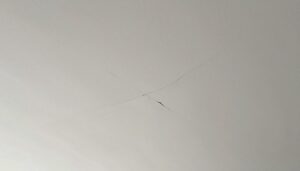 Pęknięcia na suficie podwieszanym spowodowane osiadaniem budynku