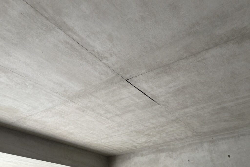 Pęknięcie na suficie w bloku mieszkalnym z płyty