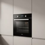 Piekarnik zabudowany w słupku kuchennym na wysokości wzroku