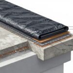 Przekrój warstw cienkiej wylewki na papie na balkonie