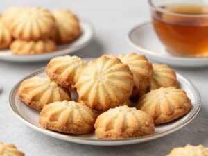 Amoniaczki przepis Siostry Anastazji - tradycyjne ciasteczka ułożone na talerzu