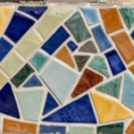 Mozaika z potłuczonych płytek ceramicznych w różnych kolorach ułożona w abstrakcyjny wzór