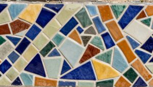 Mozaika z potłuczonych płytek ceramicznych w różnych kolorach ułożona w abstrakcyjny wzór