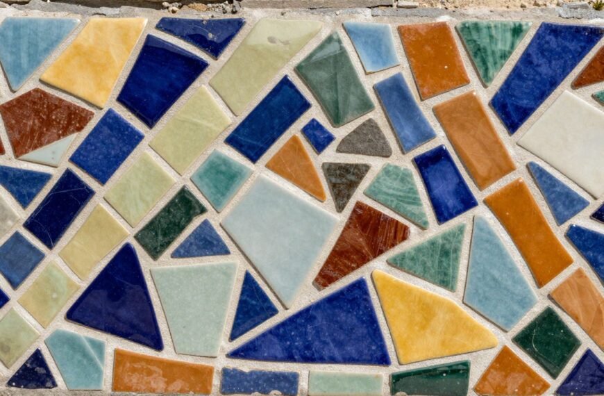 Mozaika z potłuczonych płytek ceramicznych w różnych kolorach ułożona w abstrakcyjny wzór