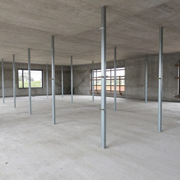 Stemple budowlane podpierające strop monolityczny z widocznym rozstawem