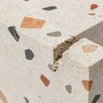 Struktura lastryko z widocznym kruszywem kamiennym