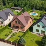 Rodzaje dachów w domach jednorodzinnych - porównanie typów dachów dwuspadowego, czterospadowego i płaskiego