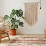 Salon urządzony w stylu boho z rattanowymi meblami, makramą i roślinami doniczkowymi