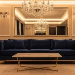 Elegancki salon w stylu glamour ze złotymi akcentami, aksamitną sofą i kryształowym żyrandolem